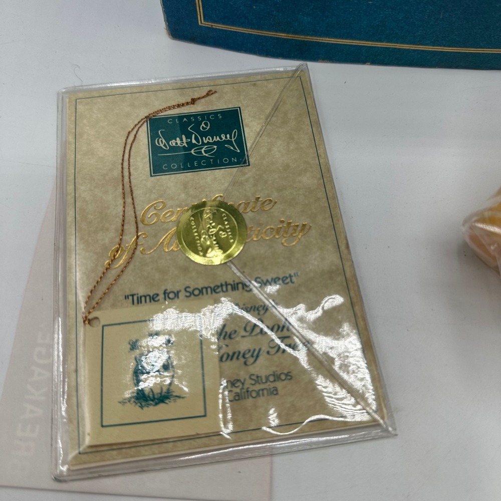 WDCC Winnie the Pooh Time for Something Sweet 1996 Membership Figurine COA Box - Picture 2 of 6